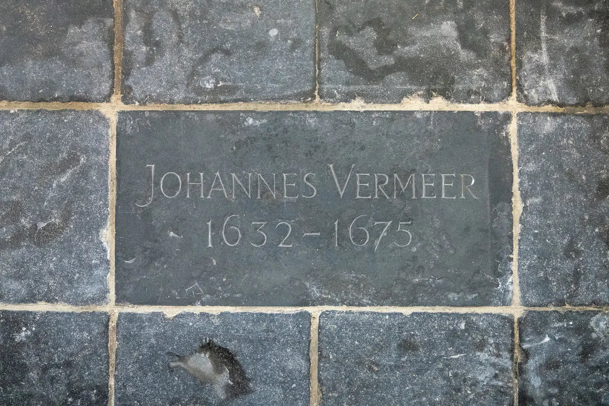 Pierre commémorative de Johannes Vermeer dans l’Oude Kerk de Delft