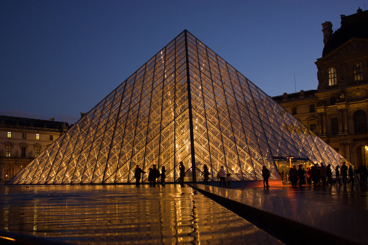Pyramide du Louvre dans la cour Napoléon, entrée emblématique du musée