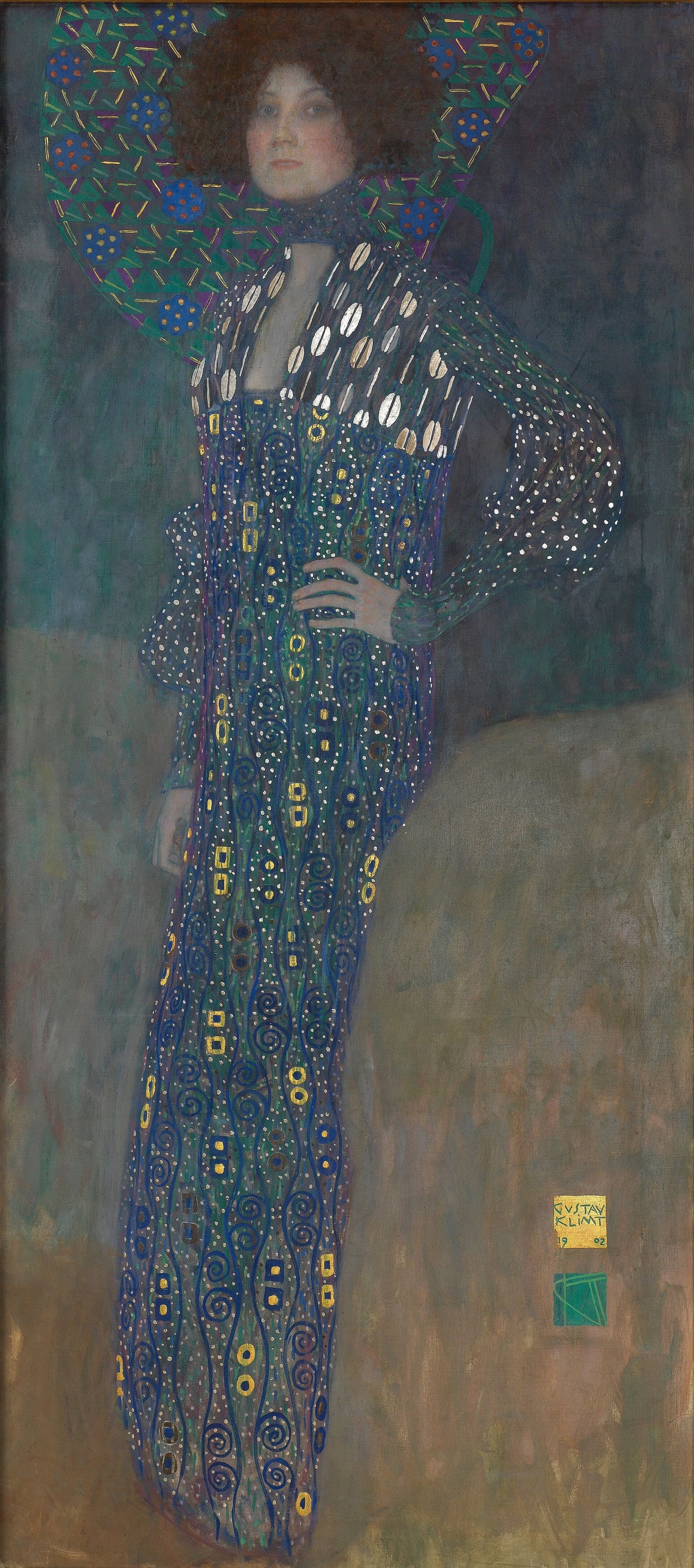 Portrait entier d’Emilie Flöge par Gustav Klimt, robe ornée bleue et verte