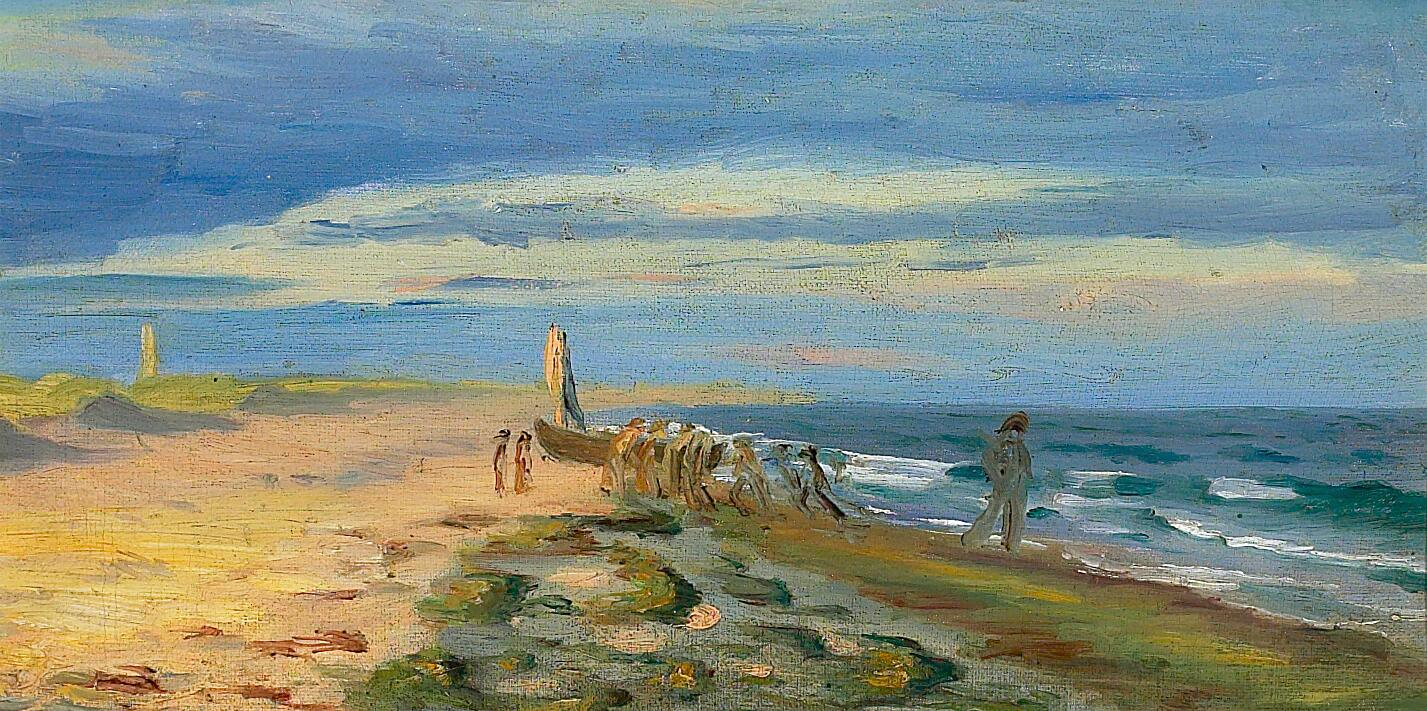 Vue de la plage de Skagen avec des personnes à bord d’un bateau. Le phare de Skagen se dresse à l’arrière-plan.