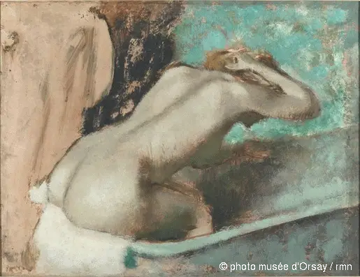 Kvinne som sitter på kanten av et badekar og tørker nakken - Edgar Degas
