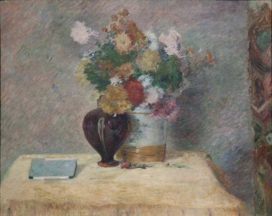 Blomster og japansk bok på et bord - Paul Gauguin