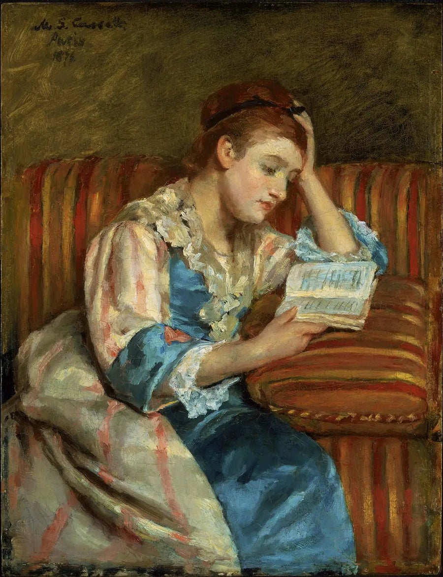 Fru Duffee sittende på en stripete sofa, og leser - Mary Cassatt