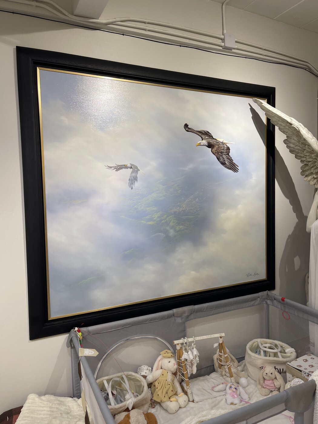 Tableau d’aigles en vol dans un cadre noir
